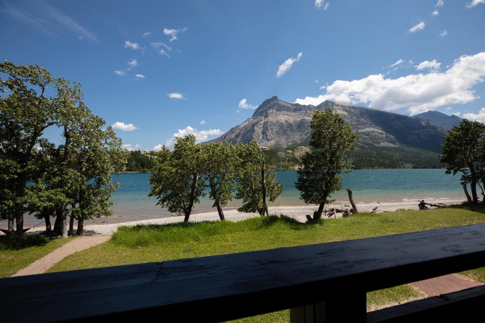 Bayshore Inn & Spa Waterton Park Esterno foto