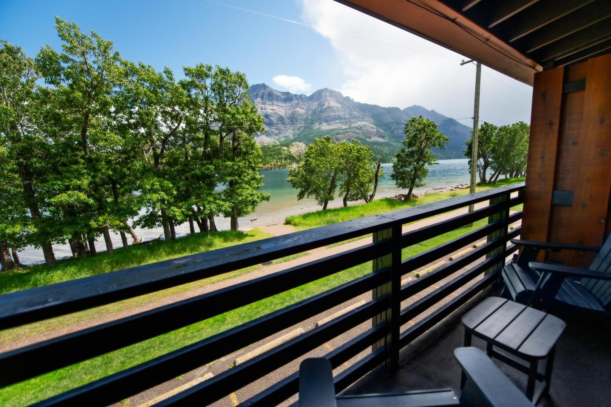 Bayshore Inn & Spa Waterton Park Esterno foto